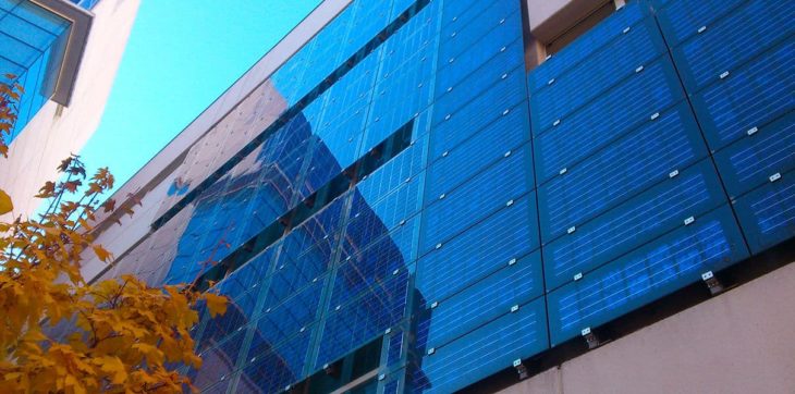 Солнечные панели в виде стекла на фасаде