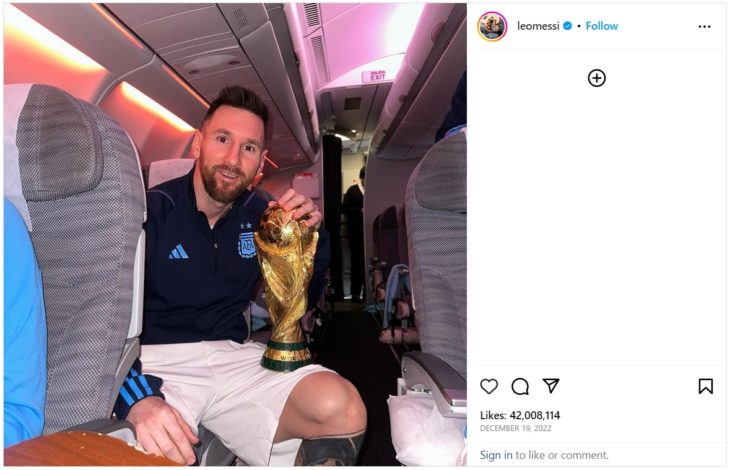 Лионель Месси позирует с трофеем Кубка мира