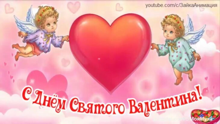 Два ангелочка с крылышками рядом с большим красным сердцем и поздравлением 'С Днем Святого Валентина!' на фоне облаков и сердец, идеальное изображение для валентинки.