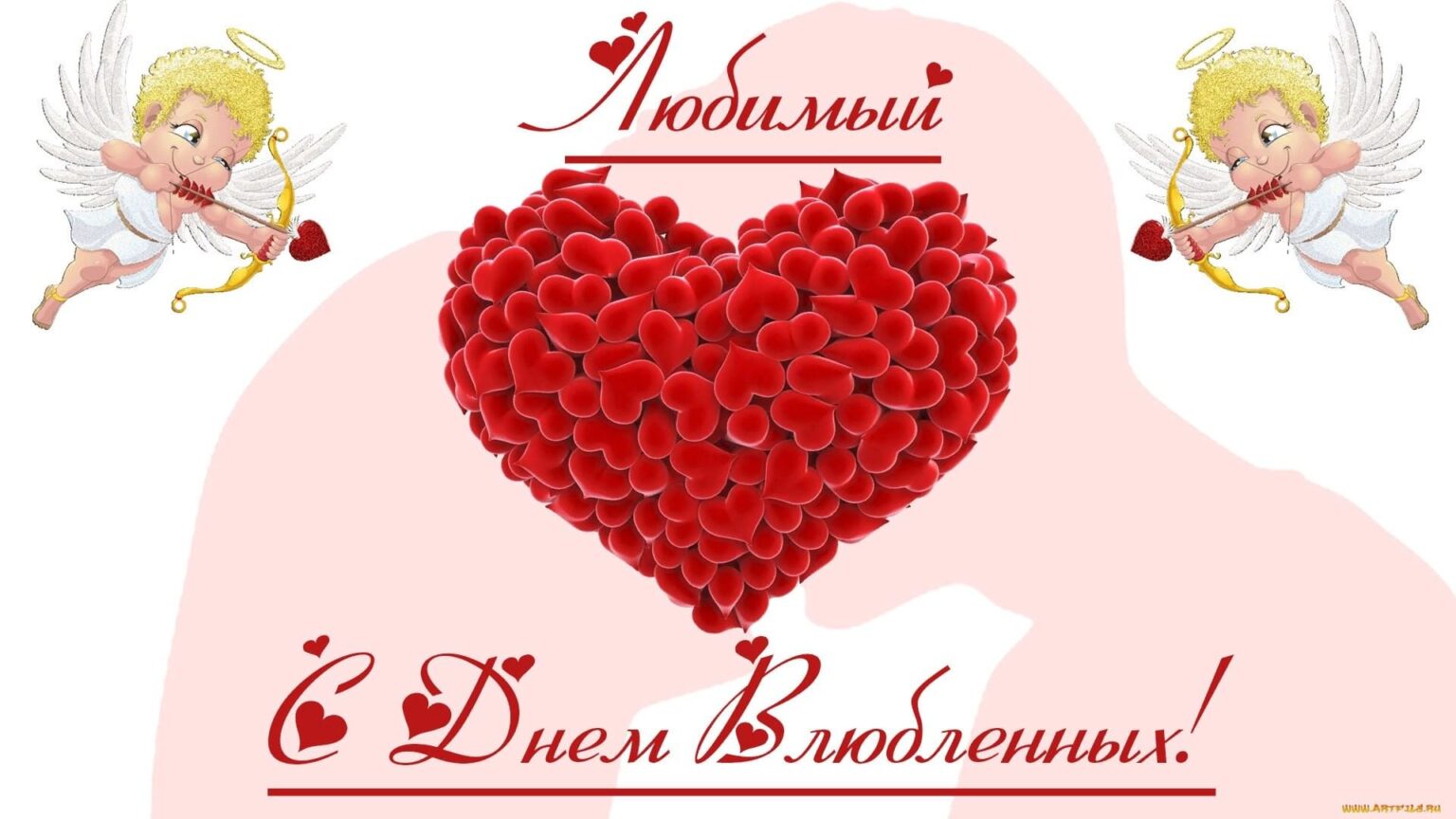 Два ангелочка с луками и стрелами по бокам большого сердца из роз, с надписью Любимый с Днем Влюбленных на праздничной открытке в честь Дня святого Валентина.