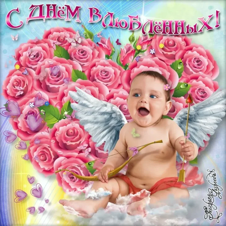 Милый младенец с крыльями амура, держащий лук, окруженный розовыми розами и сердечками с надписью С Днем Влюбленных на открытке в стиле валентинки.