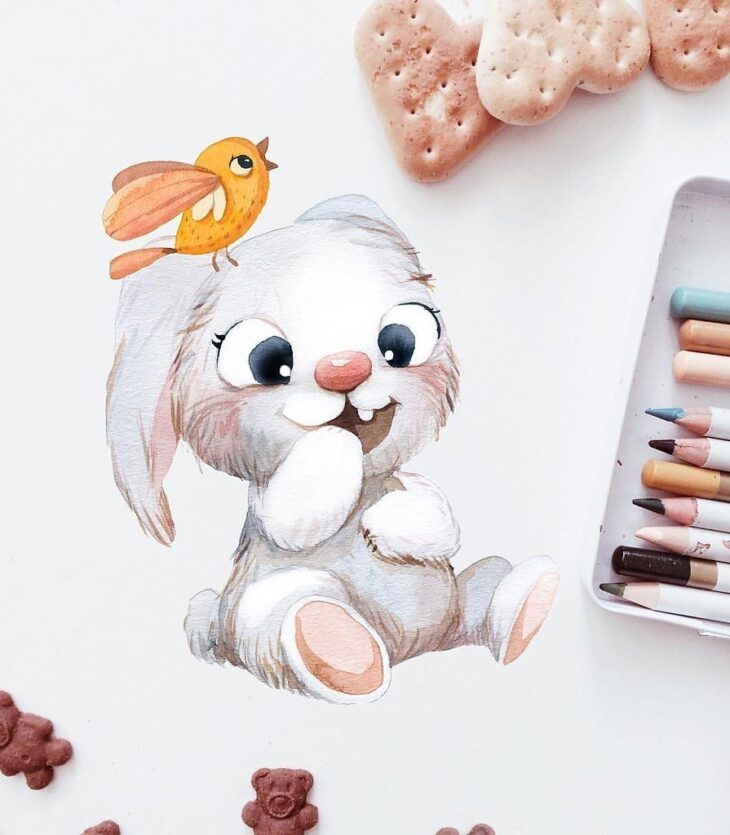 Милый рисунок зайца с птичкой на голове и карандашами на столе