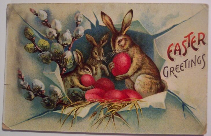 Винтажная пасхальная открытка с зайцами и красными яйцами