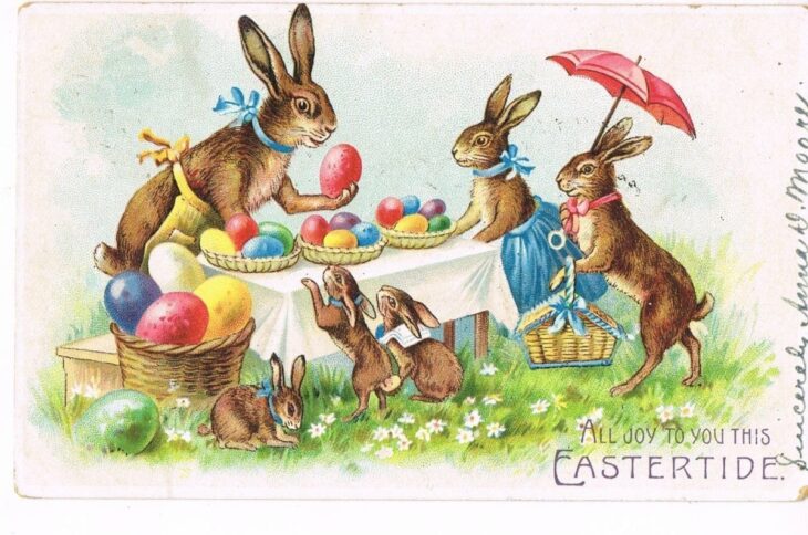 Винтажная пасхальная открытка с зайцами и яйцами