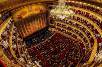 панорамный вид на зрительный зал театра с люстрами