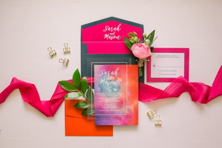 Свадебные приглашения с розовым цветком и лентой на белом фоне